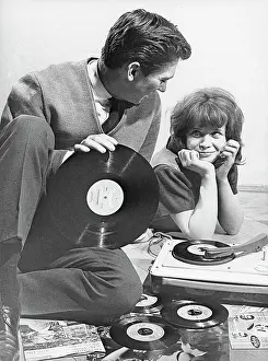 Freizeit: Young people listen to records
