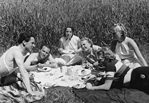 Blankets: Young people at a picnic
