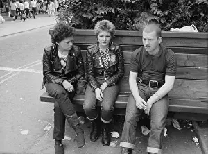 Distinctive: Three young people sitting on a bench