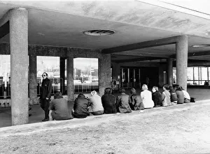 Sudbahnhof: Young people at Vienna Sudbahnhof