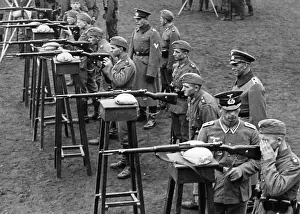 Gewehr: Young recruits during target practice, 1935