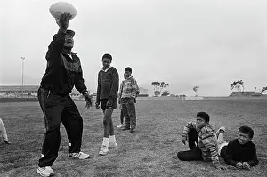 Weinberg: Young rugby players watching their coach on a