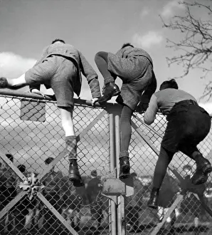 Lacheln: Young soccer fans - Climbing instead of paying