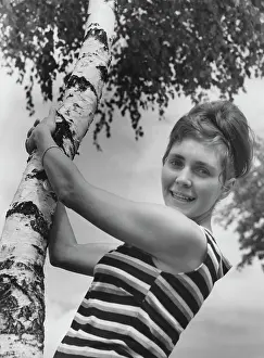 Freizeit: Young woman at birch tree