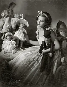 Manasse: Young woman with dolls
