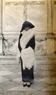 Amazing: Young woman in fur