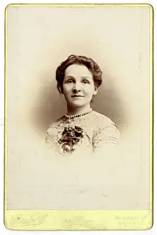 Lacy: Young woman in studio photo