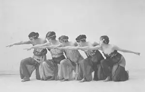 Organize: Young women dancing on stage