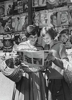 Freizeit: Two young women in front of a kiosk