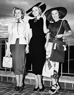 Tipping: Three young women standing side by side and smiling