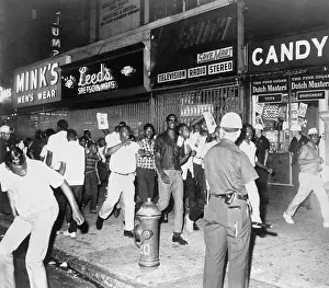 125th: Youthful crowd chanting along the sidewalk ?