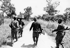 Camerapix: Zaire soldiers advance towards Dilolo after the