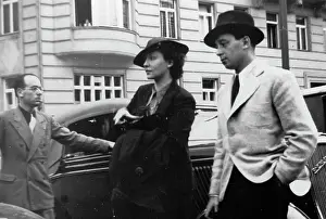 Zarah: Zarah Leander on their arrival in Vienna
