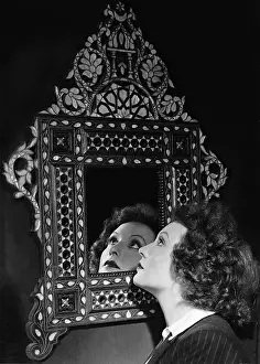 Leander: Zarah Leander in front of a mirror