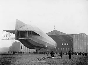 Jueterbog: The Zeppelin airship Hansa (LZ 13) is pulled in the balloo